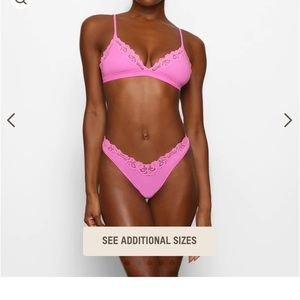 FITS EVERYBODY LACE TRIANGLE BRALETTE